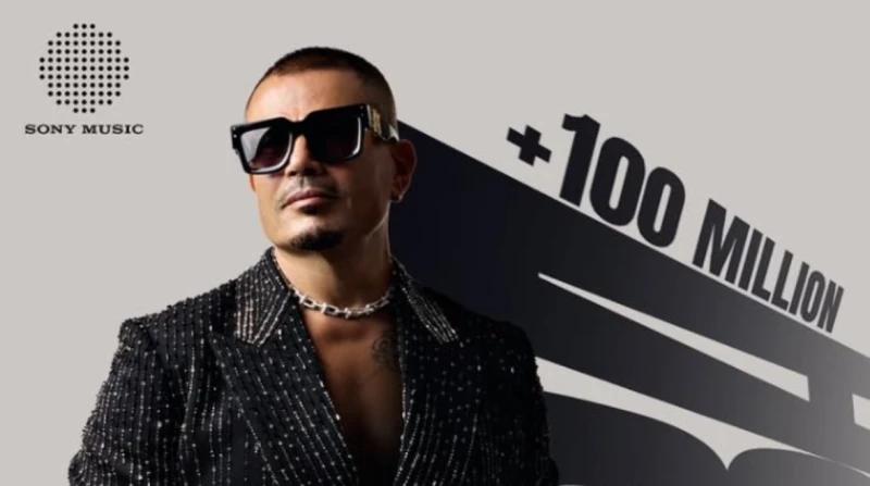 عمرو دياب يحتفل بوصول أغنية "بابا" لـ100 مليون مشاهدة