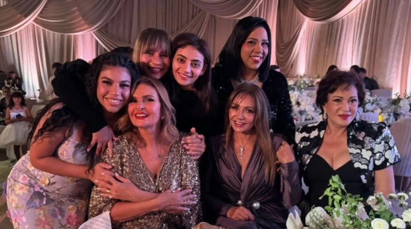 غناء يسرا.. نجوم الفن يشاركون بيومي فؤاد فرحته بزفاف نجله (صور)