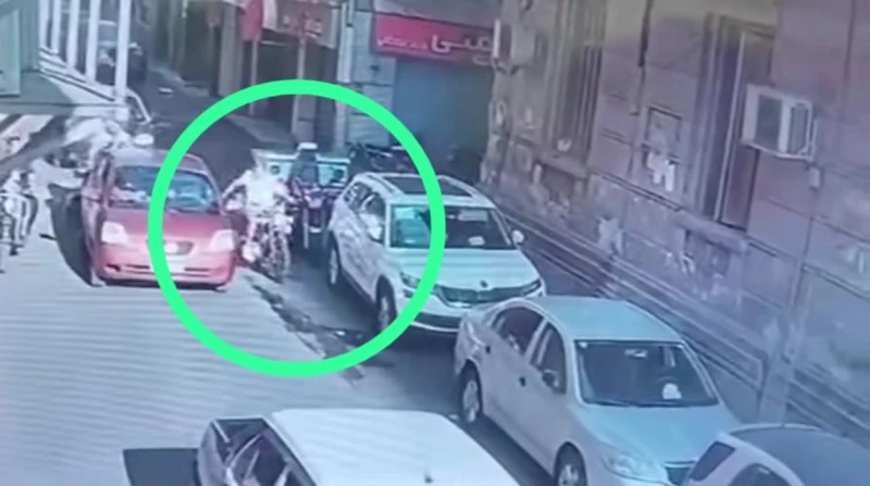 الأمن يفحص فيديو لعامل دليفري كسر مرآة سيارة وتجاوز ضد قائدتها