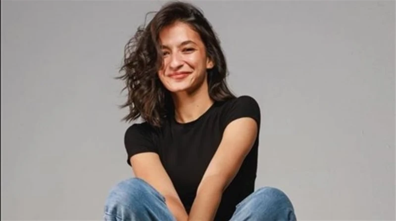 “آسفة للولد الجميل".. أميرة أديب تحذر من صفحة تنتحل شخصيتها