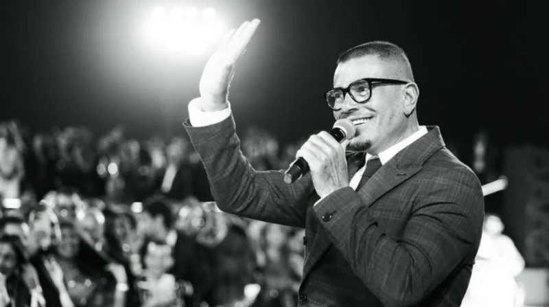 عمرو دياب يشارك متابعيه سحر "ليلة خاصة" أمام الأهرامات (صور)