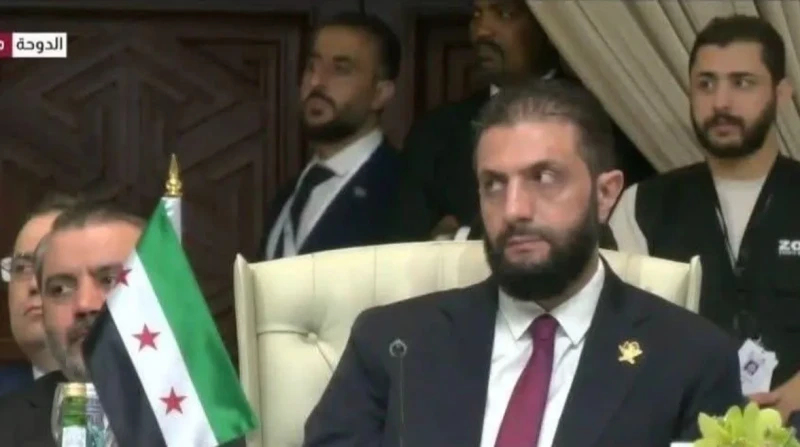 كيف تعكس لغة الجسد موقف الشرع من السيسي في قمة الدوحة؟