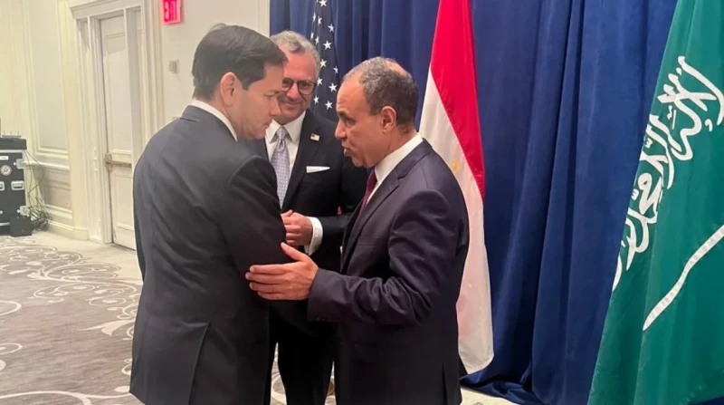 وزير الخارجية يناقش مع نظيره الأمريكي إنهاء العنف في غزة وتفادي عمليات التهجير.