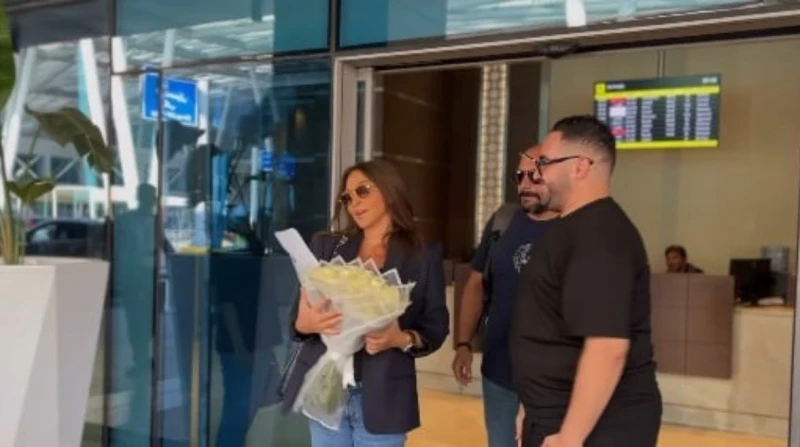 تستعد لحفل جديد.. إليسا تحمل باقة ورد في مطار القاهرة