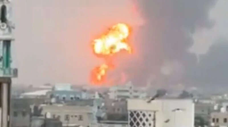 إسرائيل تستهدف ميناء الحديدة.. والحوثي: "خرق للسيادة اليمنية"