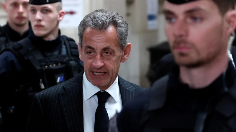 زنزانة VIP وجيم و3 كتب.. هكذا يقضي ساركوزي أيامه في السجن