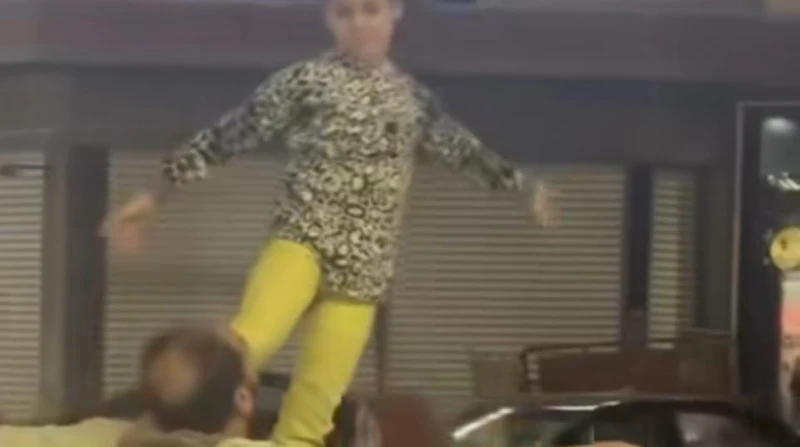 استعراض بين المقاهي، أب وابنته يؤديان حركات بهلوانية في الشارع (فيديو)