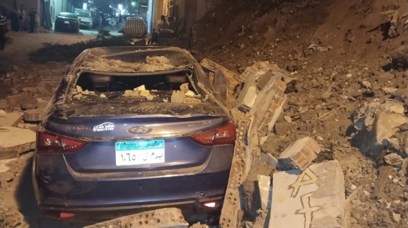سيدة تحرر محضرًا بتلف سيارتها بسبب سقوط سور في عين شمس