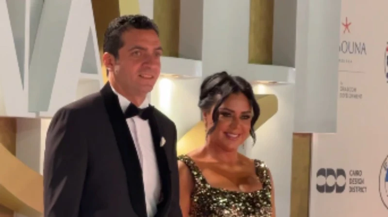 استغنت عن "الكيرلي"، رانيا يوسف وزوجها في حفل ختام مهرجان الجونة