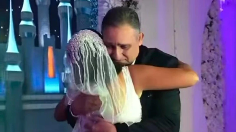 "لحظة مؤثرة".. أشرف طلبة يتصدر الترند في حفل زفاف ابنته