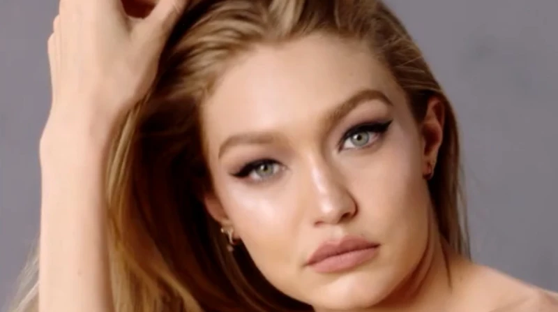 بسبب جسدها.. تفاصيل بكاء جيجي حديد في عرض فيكتوريا سيكريت