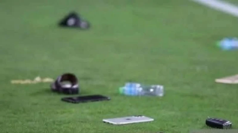 حقيقة إلقاء مشجعي الإمارات آيفون ومفاتيح بعد الهزيمة أمام قطر