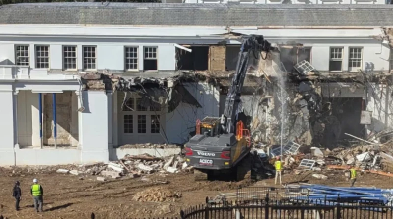 جناح السيدة الأولى يهز وسطه، ترامب يهدم جزءًا من البيت الأبيض لبناء صالة رقص