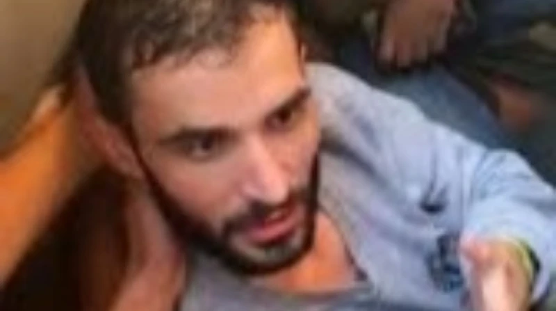 صحفي فلسطيني محرر يفقد الوعي عند لقاء أهله بعد أن أبلغه الاحتلال باستشهادهم