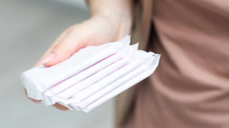 اختبار ضوء يثير مخاوف من ظهور عفن في فوط النساء الصحية
