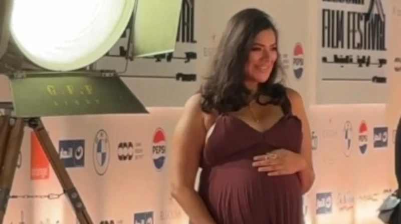 أول حامل على الريد كاربت، ظهور لافت لـ ثراء جبيل في مهرجان الجونة