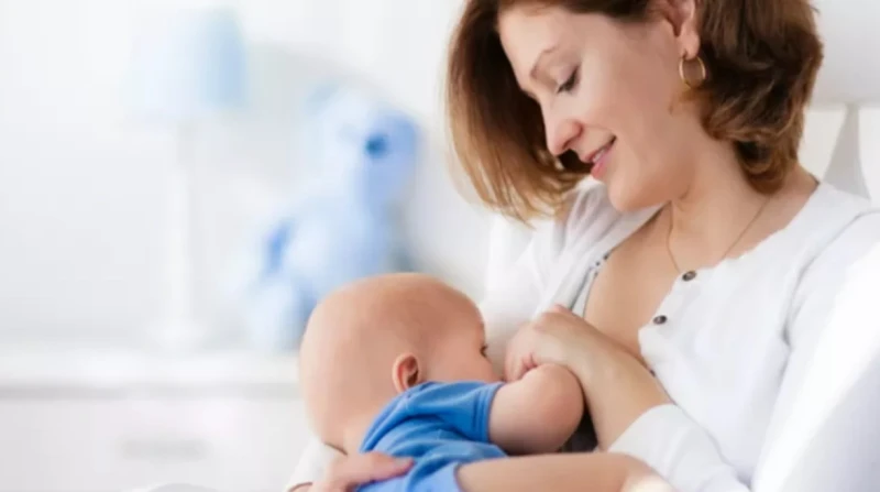كيف يمنح حليب الأم الأطفال حماية من الأمراض؟.. طبيب يشرح