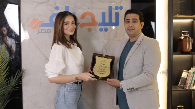 "افاق عربية" تكرم ملك زاهر سفيرة مبادرة محو أمية لغة الإشارة التابعة لـ"أنتي الأهم"