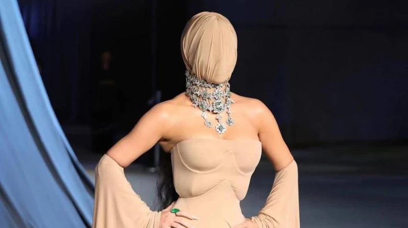 كيم كارداشيان في حفل Academy Gala 2025 بإطلالة غريبة