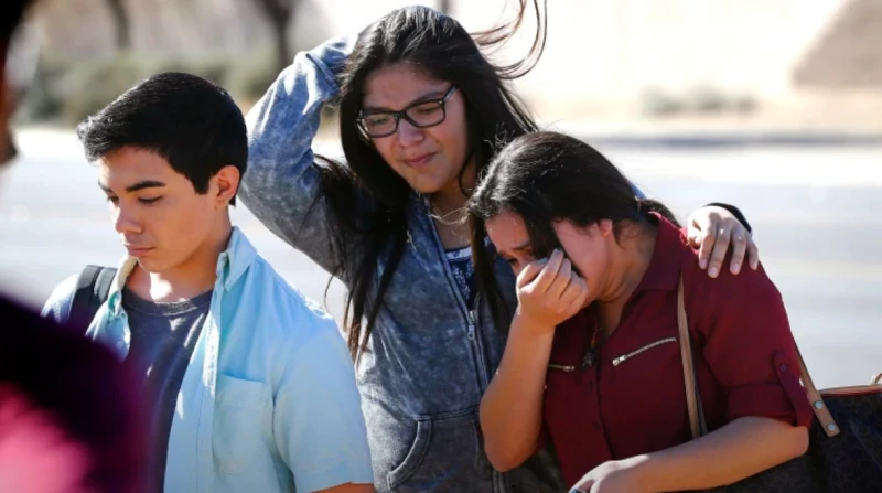 السير على ظهور الآباء.. تجربة صينية تثير الجدل