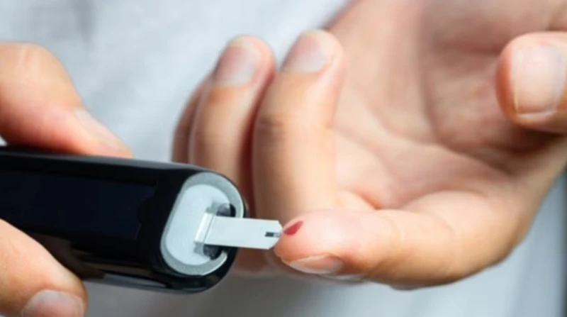 عادات يومية بسيطة تسبب أخطاء في تحاليل البول وقياس سكر الدم