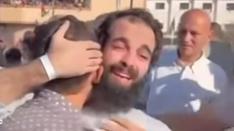 لحظة تلقي ناجي الجعفراوي خبر استشهاد شقيقه صالح (فيديو)