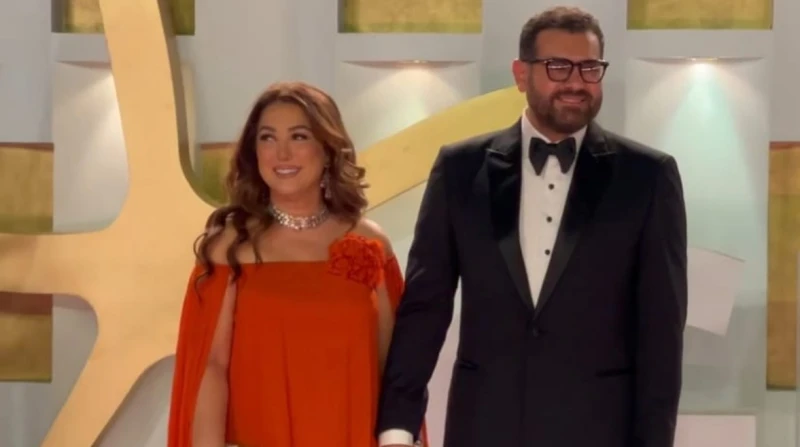 عمرو يوسف يداعب المصورين: هي كل التليفونات بقت برتقالي خلاص؟