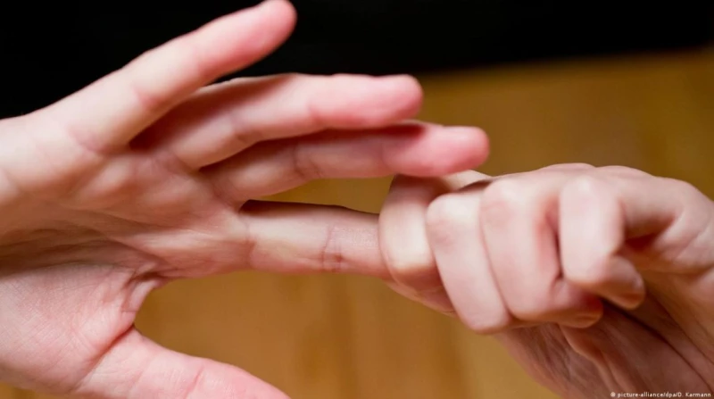 هل طقطقة الأصابع عادة خاطئة؟، اذهب إلى طبيبك في 3 حالات