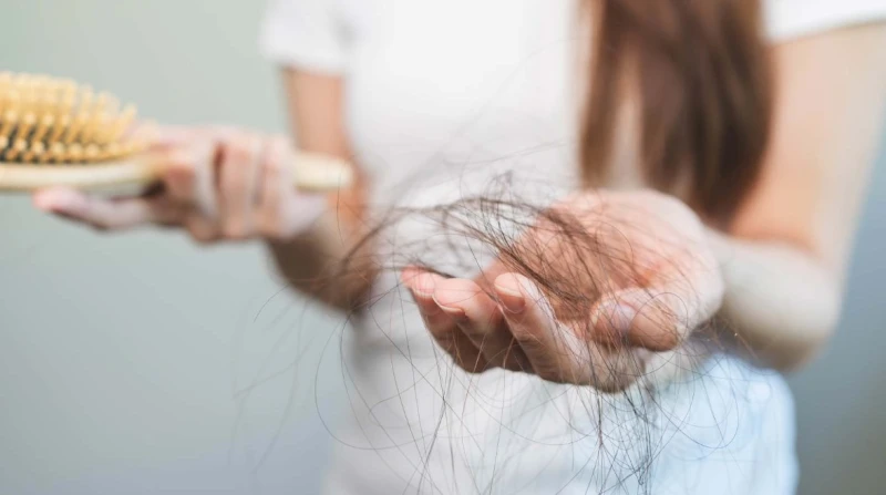 لا تغسليه كثيرًا، 7 عادات أثناء الاستحمام تمنع تساقط شعرك في الشتاء