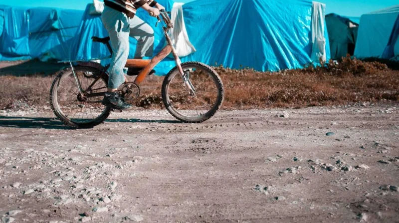 "أبو الأيتام" يقدم 200 دراجة لطلاب المدارس بالعراق