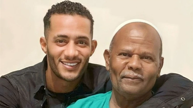 محمد رمضان يكشف أسباب احتجاب والده عن الإعلام: "كوميديان بالفطرة وحافظ للقرآن"