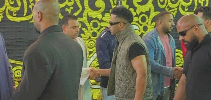 محمد رمضان يشارك في تقديم واجب العزاء لوفاة المطرب إسماعيل الليثي بإمبابة