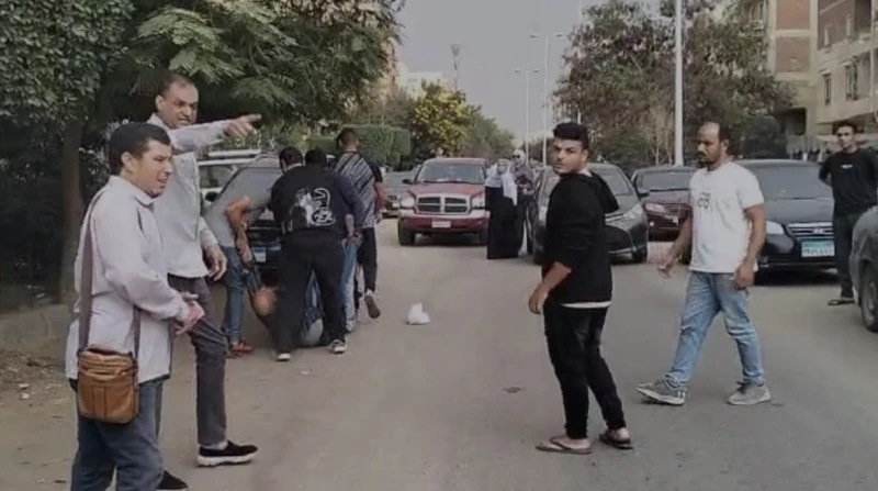 "علقة سخنة وعضة كلب"، مالك عقار يعتدي على محصل كهرباء بالتجمع الأول