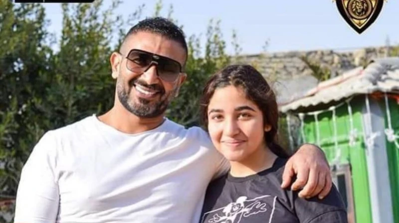 ابنة أحمد سعد تدعو لوالدها بعد حادث العين السخنة