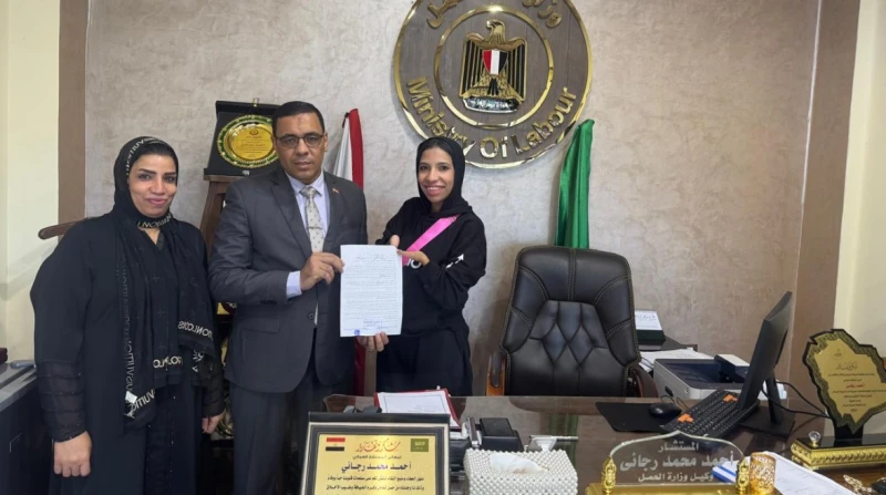 مصابة بضمور الذراعين، "العمل" تستجيب لفتاة من ذوي الهمم وتوفر وظيفة لها