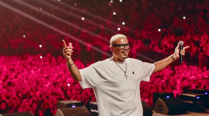 مرتديًا مفتاح الحياة, عمرو دياب يحتفي بمصر في حفل جماهيري ضخم في دبي