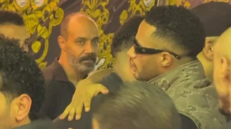 ودع والده قبل أيام، محمد رمضان يساند أشقاء إسماعيل الليثي بسرادق العزاء