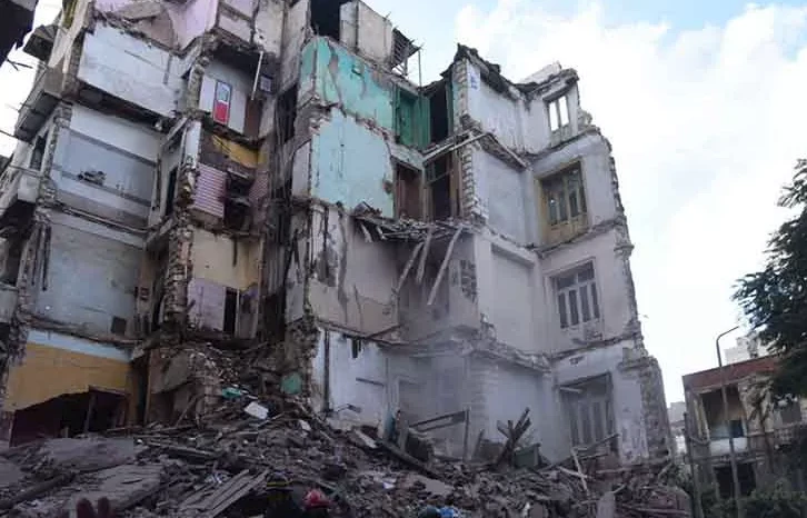 انتشال جثتي مُسنة وحفيدتها البيت انهار عليهما: مشهد صعب في قنا