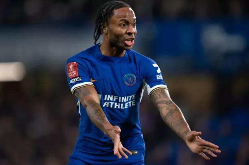 صراع ثنائي للتعاقد مع ستيرلينج في يناير