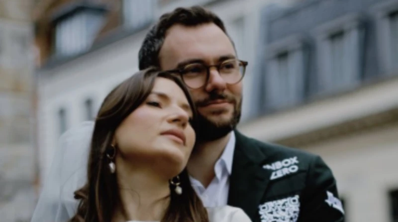 "فكرة جريئة"، عريس فرنسي يستغل بدلة زفافه لجمع تكاليف حفل الزواج