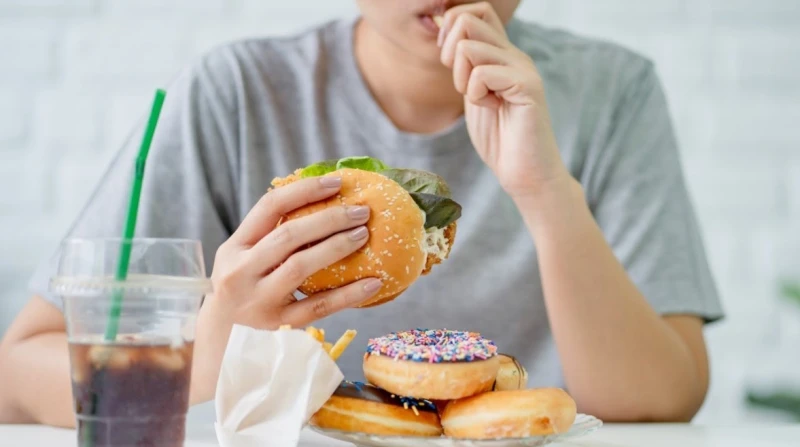 كيف تتوقف عن تناول الوجبات السريعة؟.. نصائح علمية وحلول فعّالة