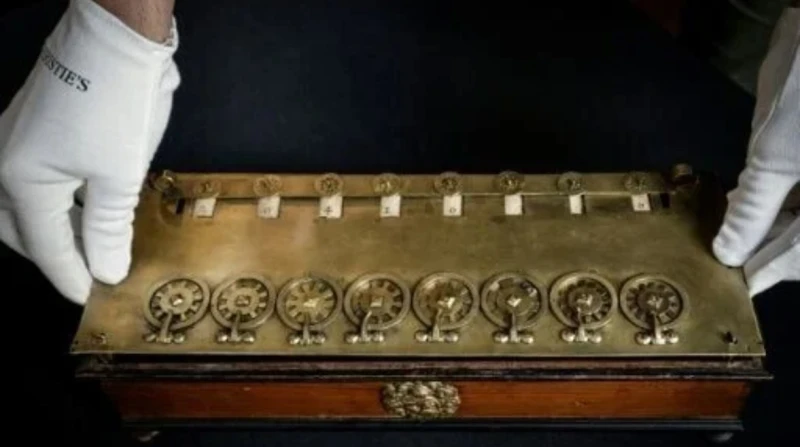 "كنز وطني"، إنقاذ أول آلة حاسبة في العالم من مصير مؤسف في مزاد فرنسي