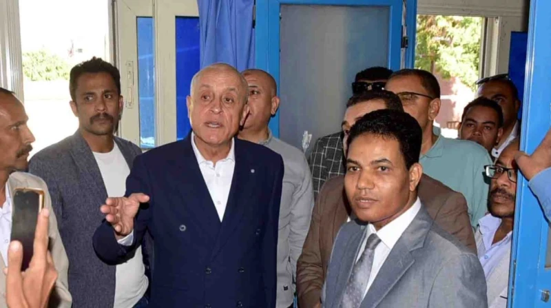 حضّانات وأجهزة أكلها التراب، محافظ الأقصر يتفاجأ بكارثة داخل مركز طبي ويصدر قرارًا فوريًا