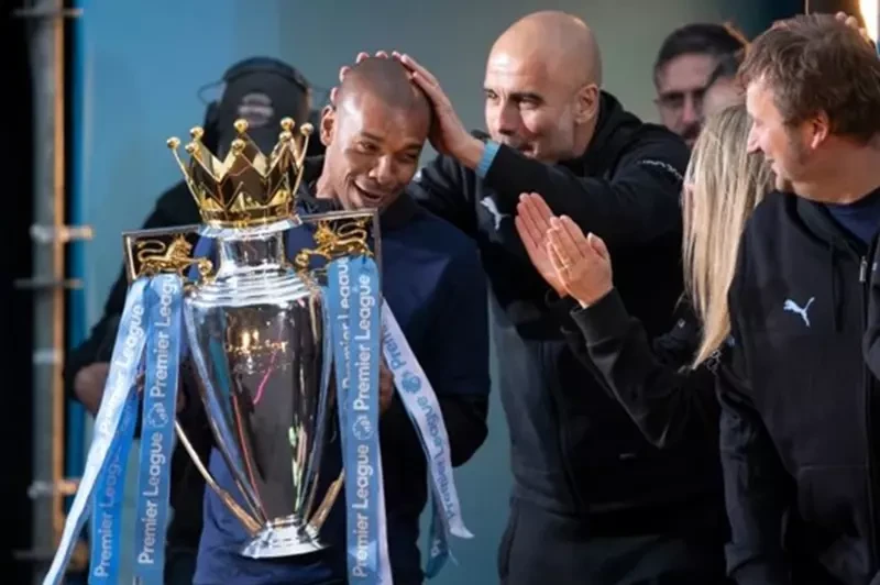 فرناندينيو يعلّق الحذاء.. أسطورة السيتي يودّع المستطيل الأخضر