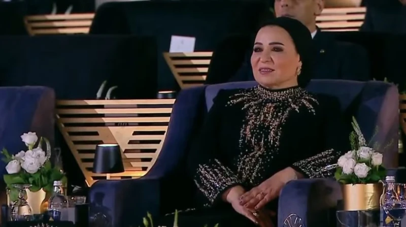 بنقوشات فرعونية، إشادات بإطلالة انتصار السيسي في حفل افتتاح المتحف المصري الكبير