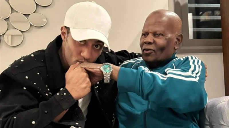 دموع ومصحف، انهيار أسرة محمد رمضان أثناء دفن والده (صور)