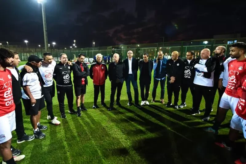 أبو ريدة نزل المران ويدّي دفعة للاعبين قبل البطولة