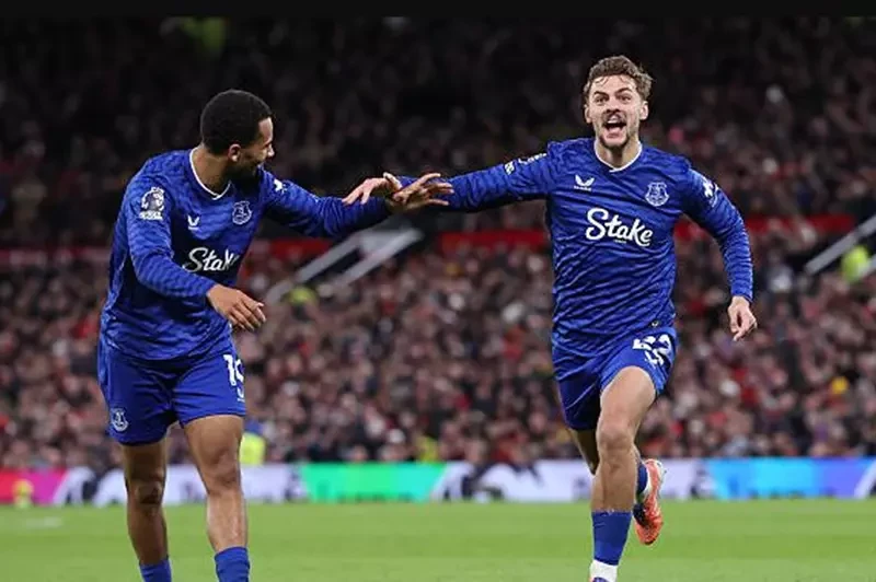 هال يُخرس أولد ترافورد.. وإيفرتون يصعق اليونايتد بهدف مزيكا