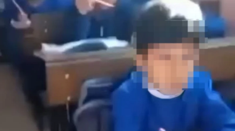 مقطع فيديو مسرب كشف الواقعة، معلمة الابتدائي تعنف التلاميذ بألفاظ بذيئة