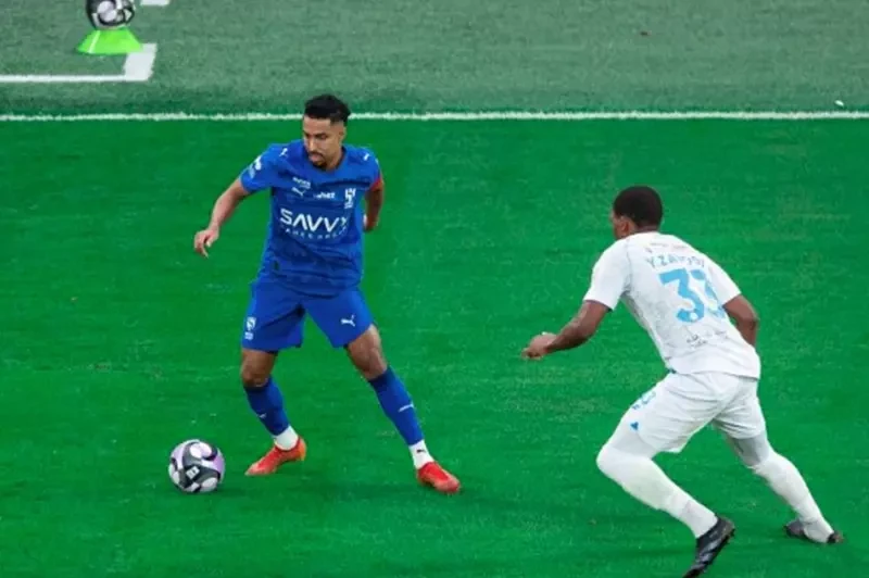 الهلال يعبر الفتح بهدفين لهدف في الدوري السعودي